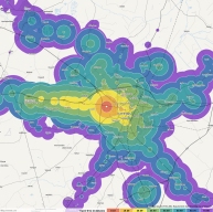El transporte público de Cambridge en función de cuanto tarda en llegar a cada sitio desde el punto blanco (en el centro). Abajo en la leyenda, el intervalo de tiempo que representa cada color.
